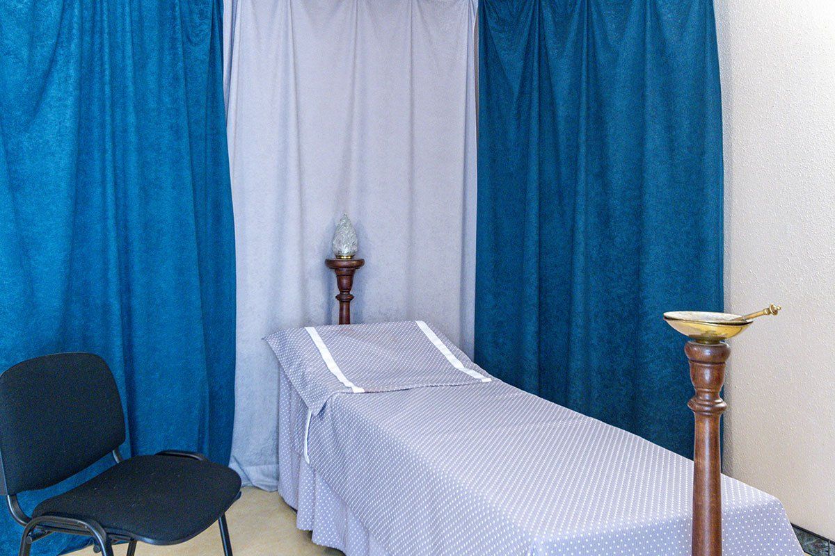 Lit dans une chambre funéraire.