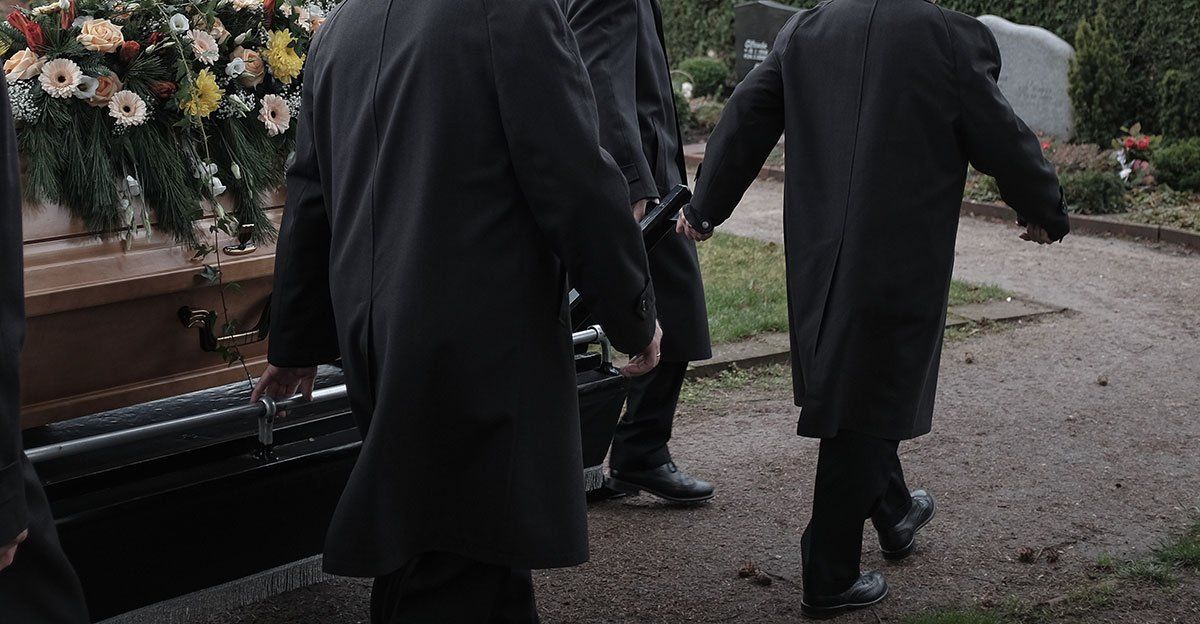 Transport de cercueil dans un cimetière.
