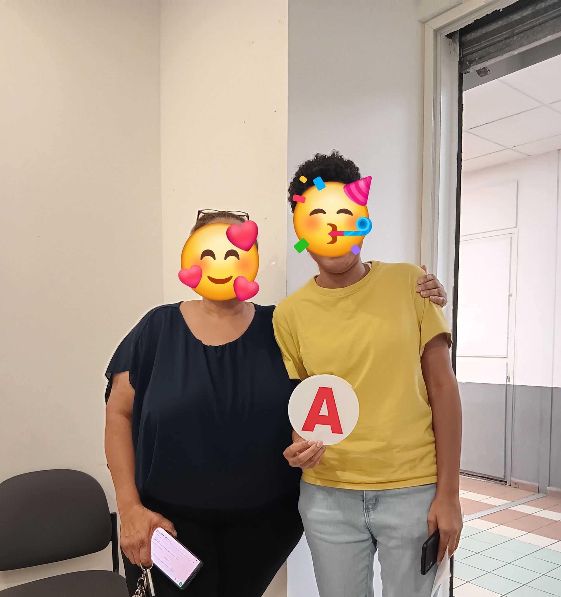 Passage manuel d'un levier de vitesse noir dans une voiture.