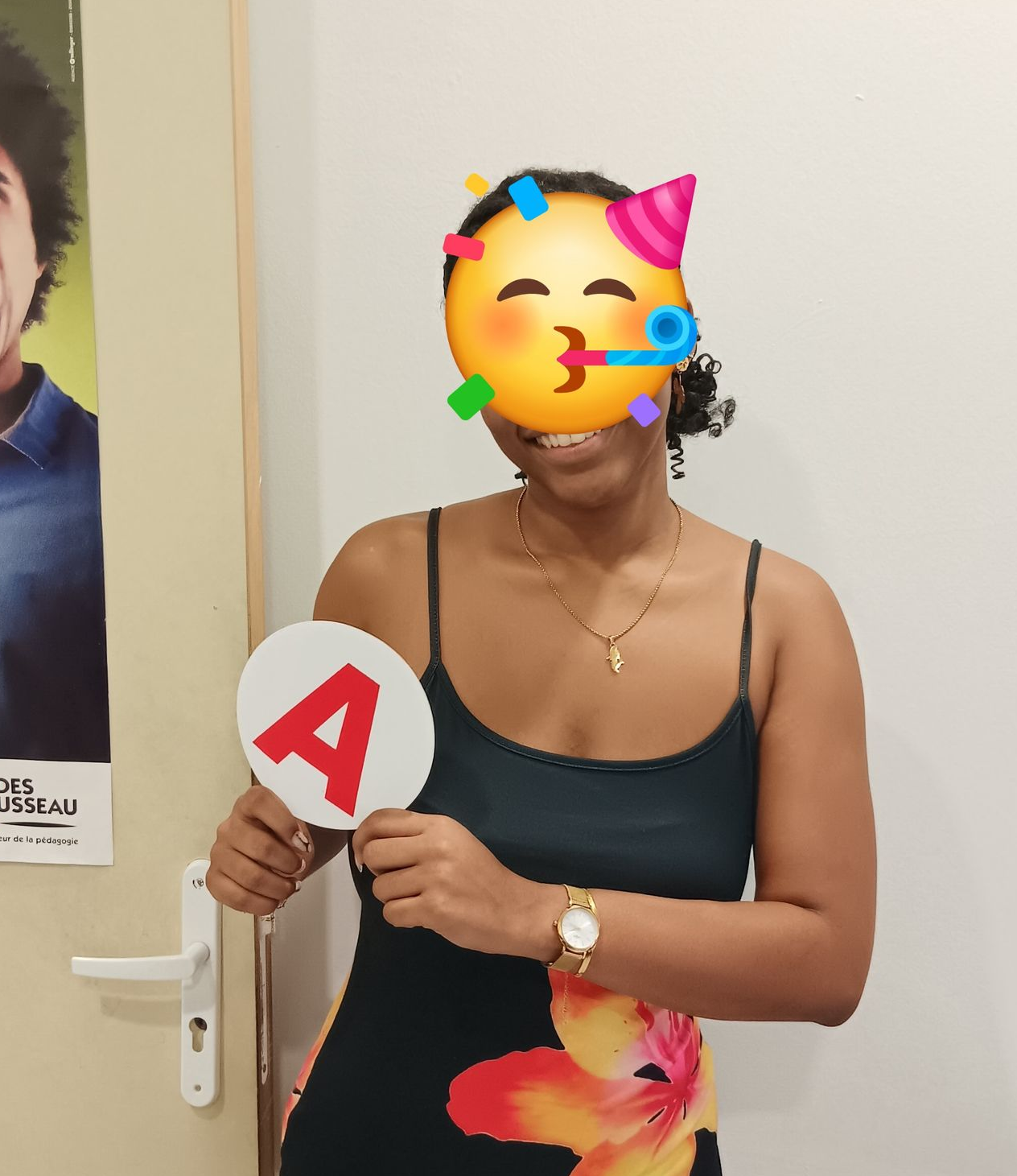 Les mains sur le volant, une personne en guide une autre dans une voiture bleue.