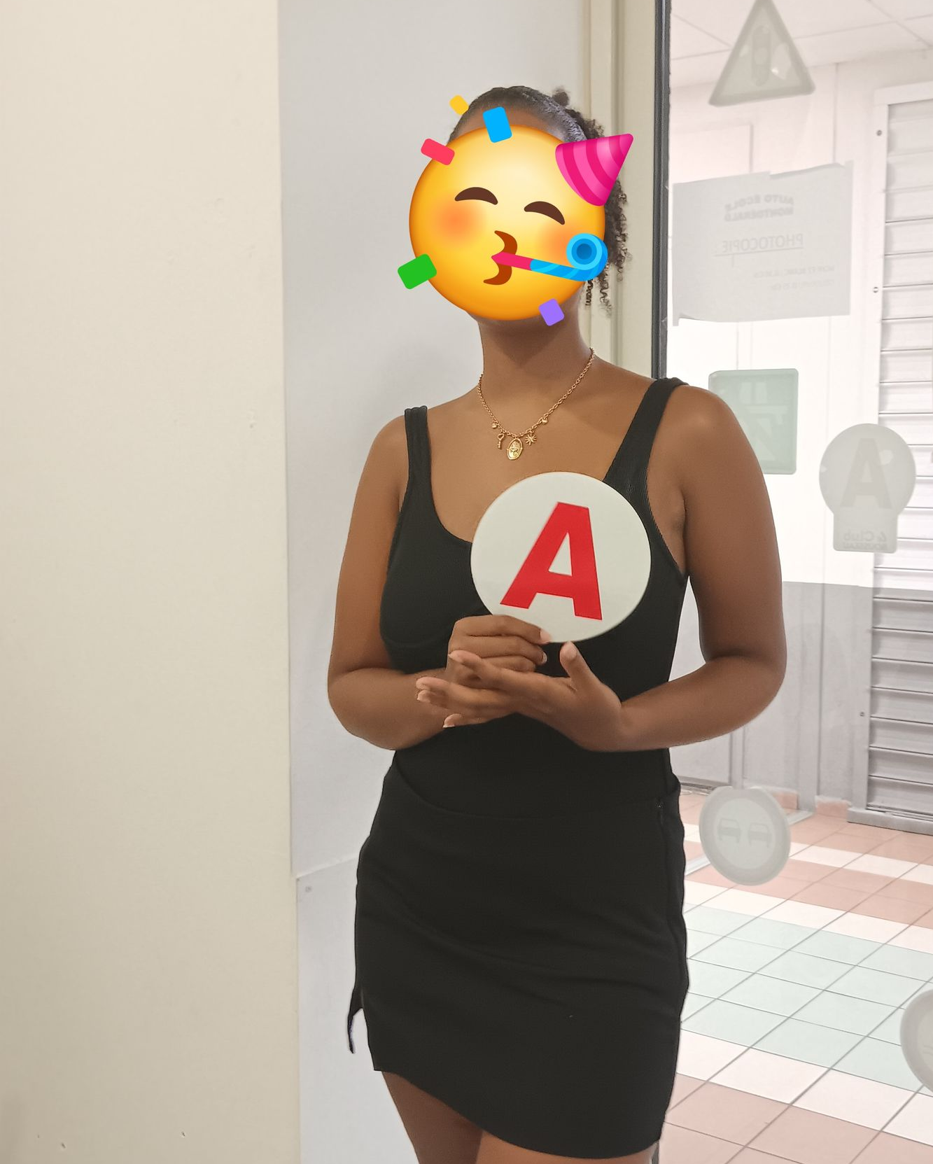 Une personne souriante dans une voiture rouge, brandissant ses clés de voiture.