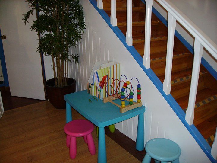 Uma mesa azul com um labirinto de contas