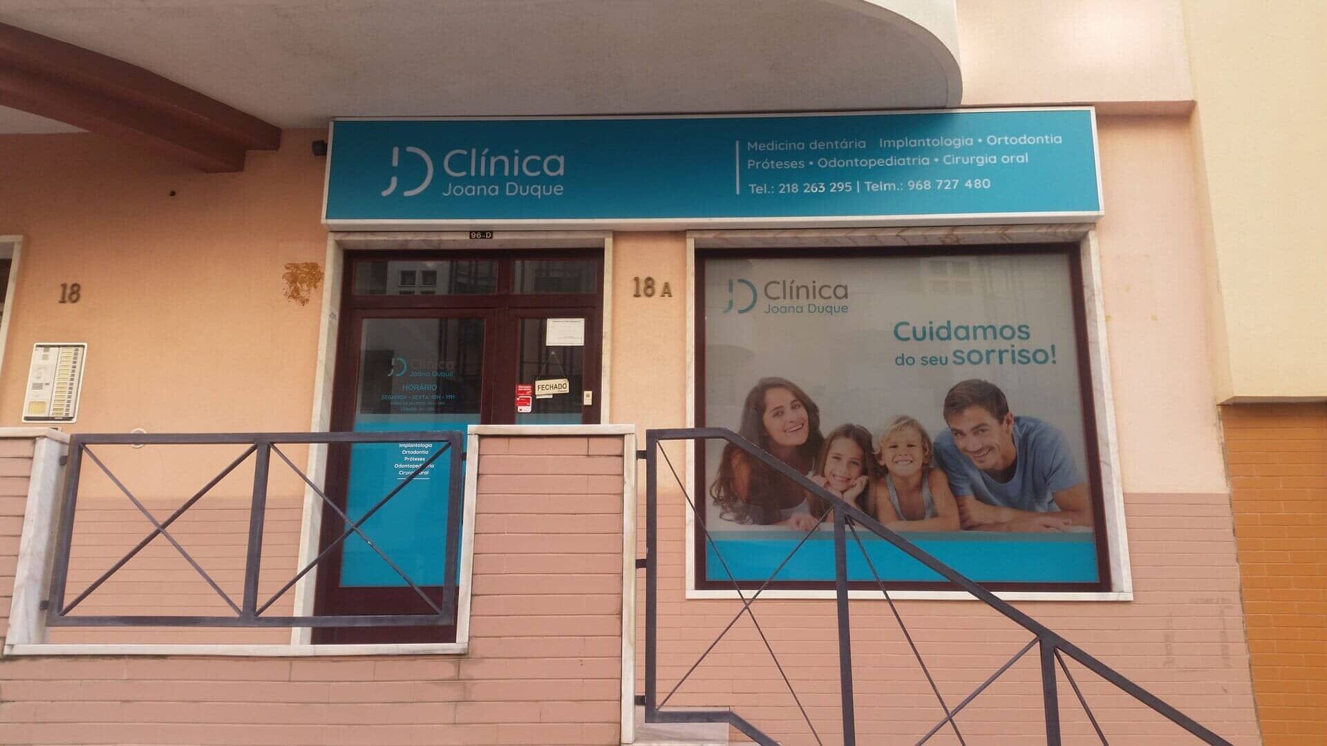 Um prédio com uma placa que diz clinica
