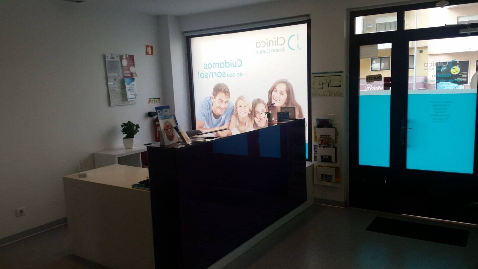 Uma recepção com uma foto de uma família