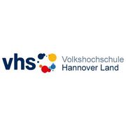 Das logo der volkshochschule hannover land ist ein blaues logo mit einem gelb-roten kreis.