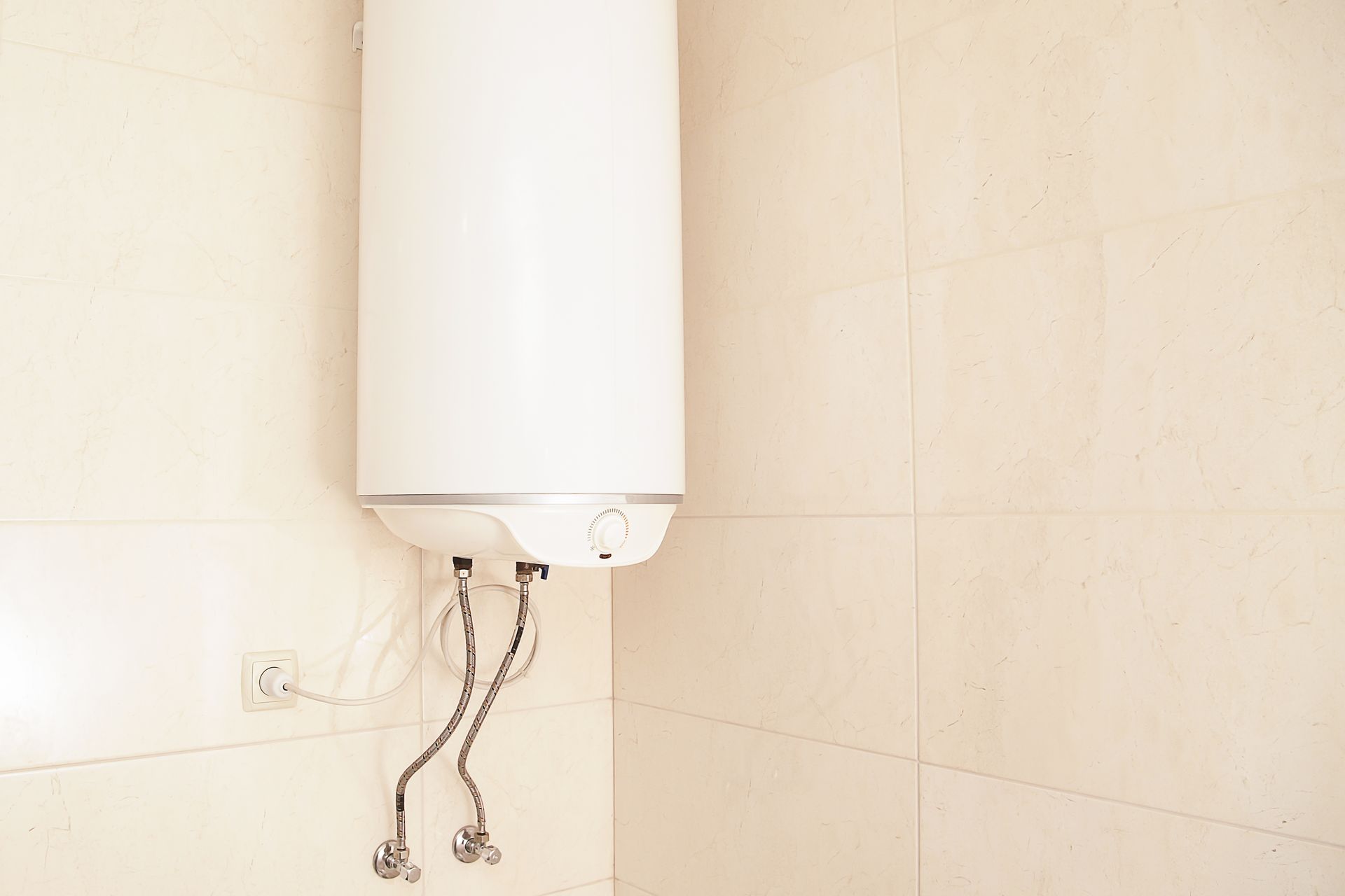 Chauffe-eau installé dans une pièce avec faïence murale