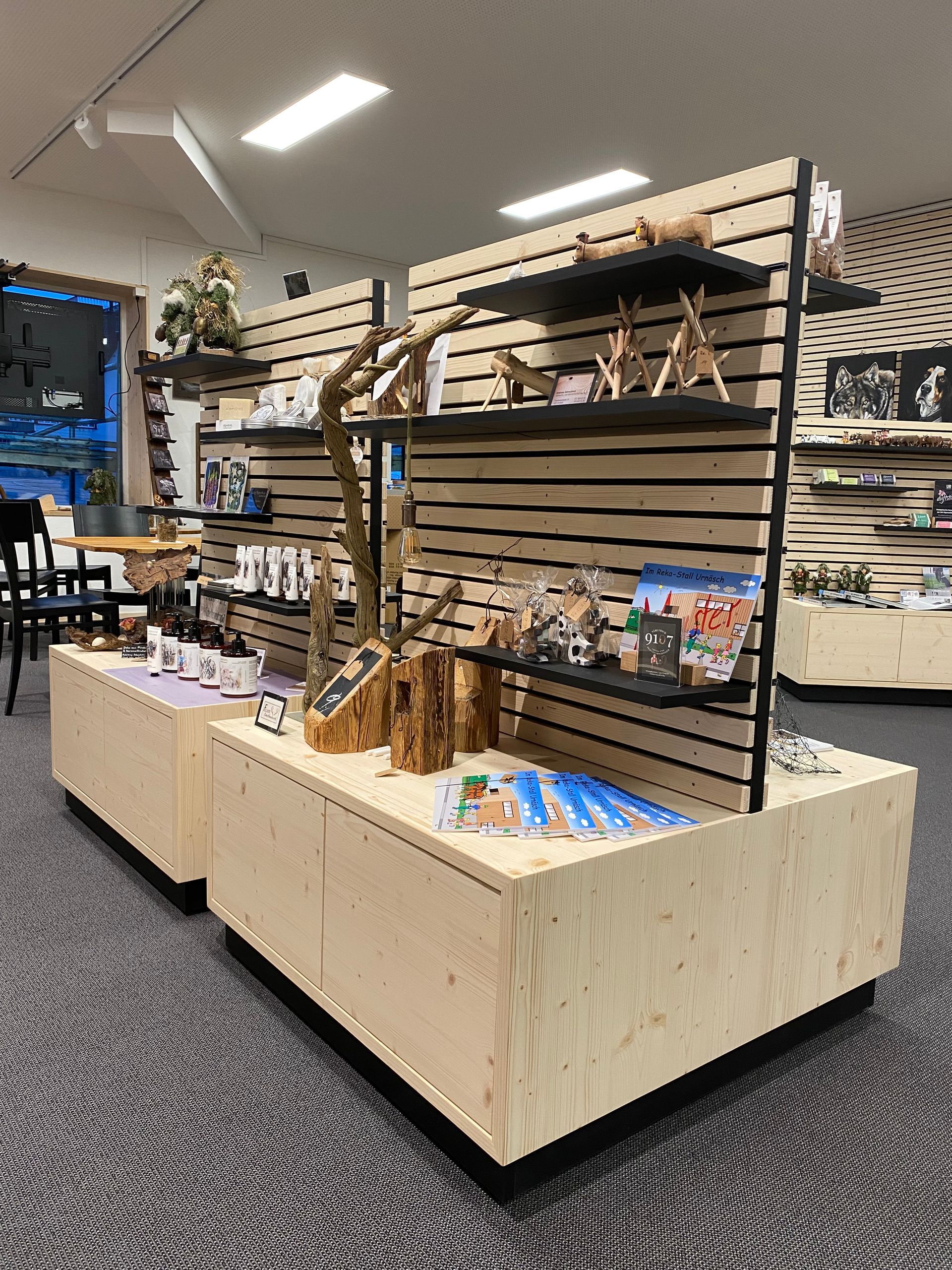 Ein Laden voller Holzregale und Tische.