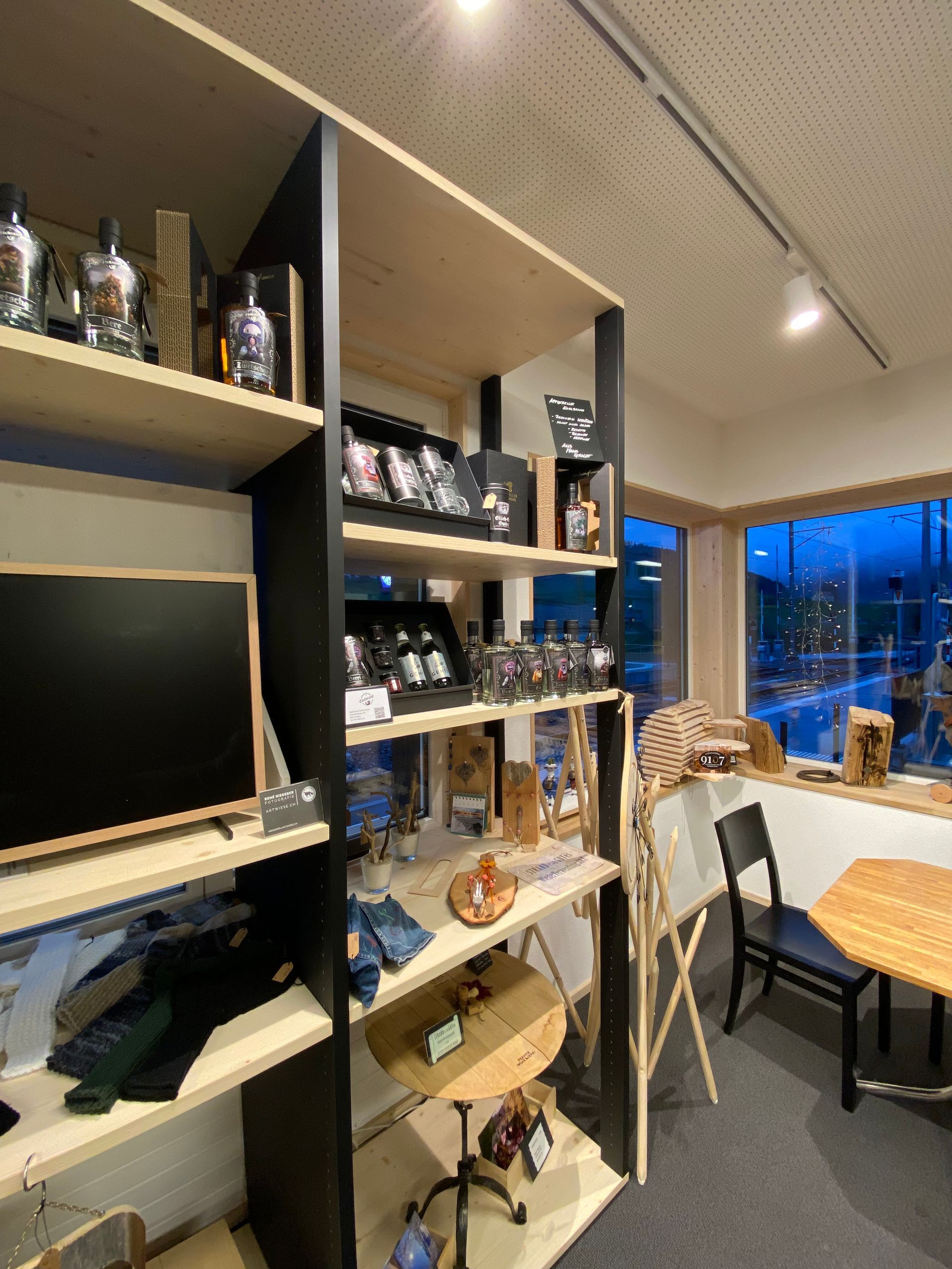 Ein Raum mit vielen Regalen und einem Tisch