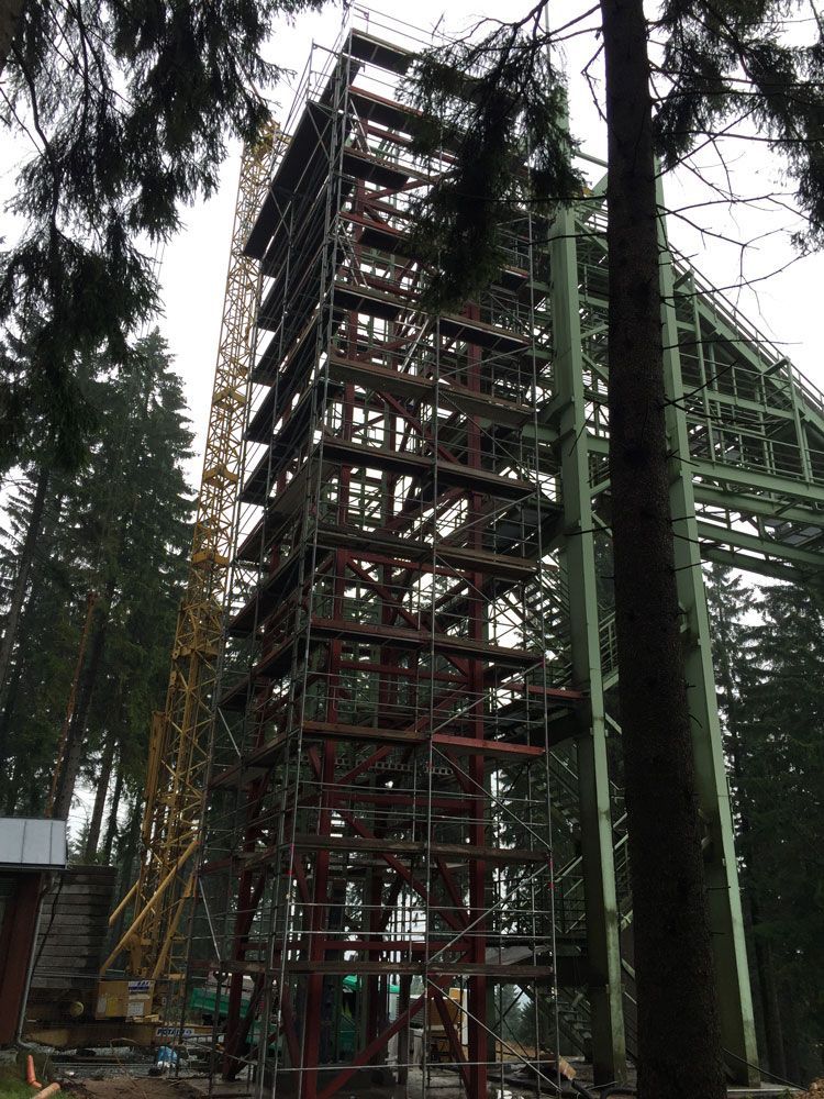 Gerüst um Plattform für Skispringen. Foto von der VRBA Gerüstbau & Containerservice GmbH.