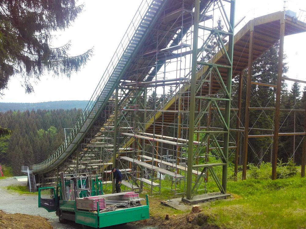 Gerüst um Plattform für Skispringen. Foto von der VRBA Gerüstbau & Containerservice GmbH.