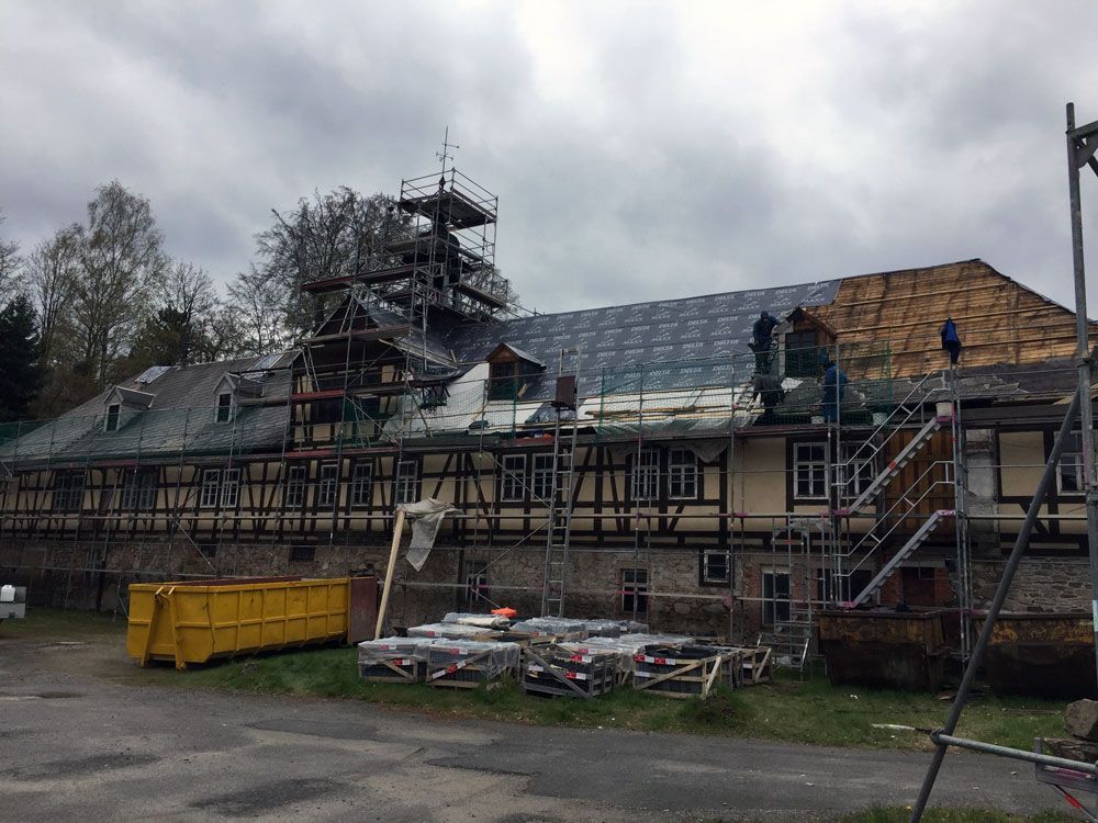 Ein großes Gebäude mit Gerüst darum herum wird umgebaut. Foto von der VRBA Gerüstbau & Containerservice GmbH.