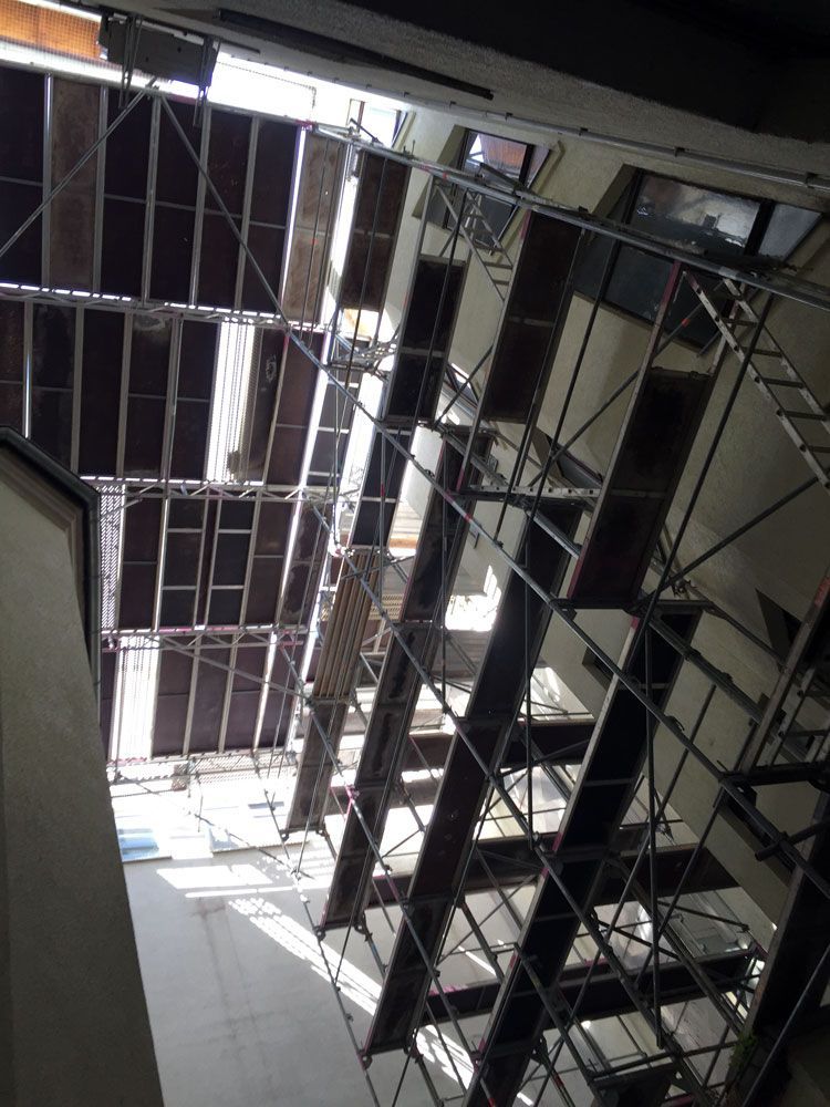 Blick nach oben zur Decke eines im Bau befindlichen Gebäudes mit Gerüst. Foto von der VRBA Gerüstbau & Containerservice GmbH.