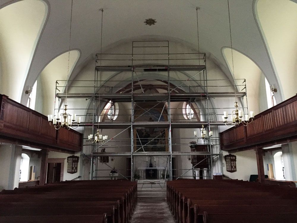 Das Innere einer Kirche mit Gerüsten, die von der Decke hängen. Foto von der VRBA Gerüstbau & Containerservice GmbH.