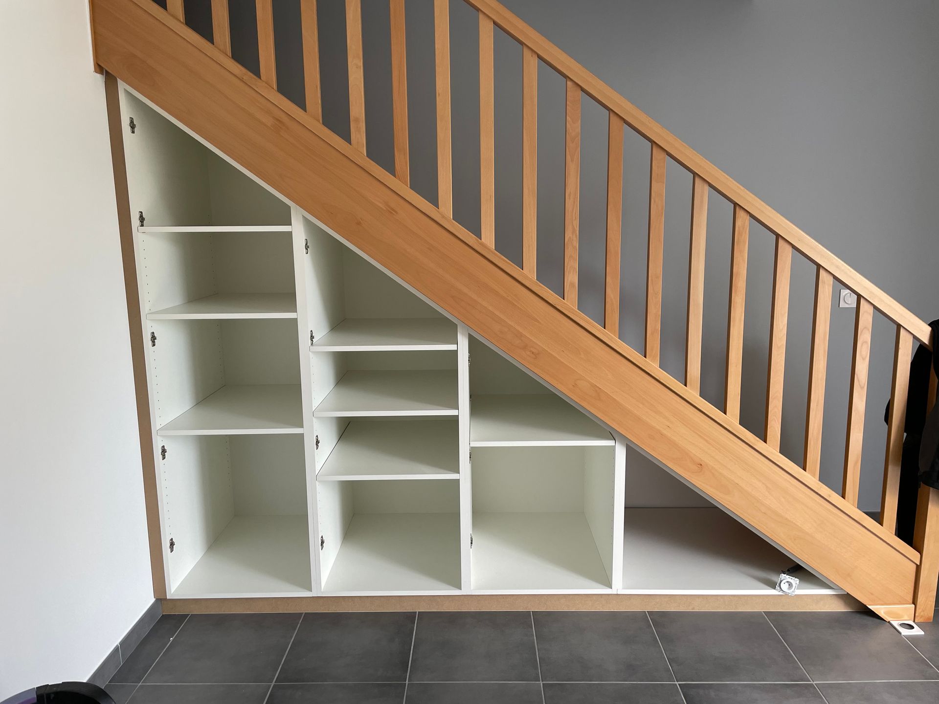 Agencement de box de rangement sous escalier