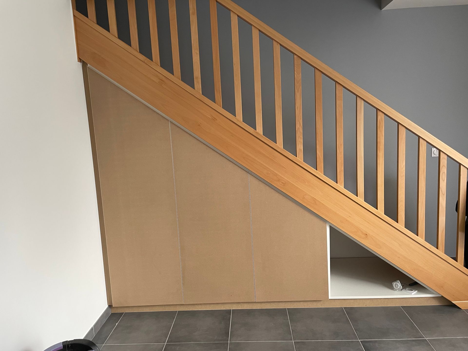 Aménagement d'un espace de rangement sous escalier