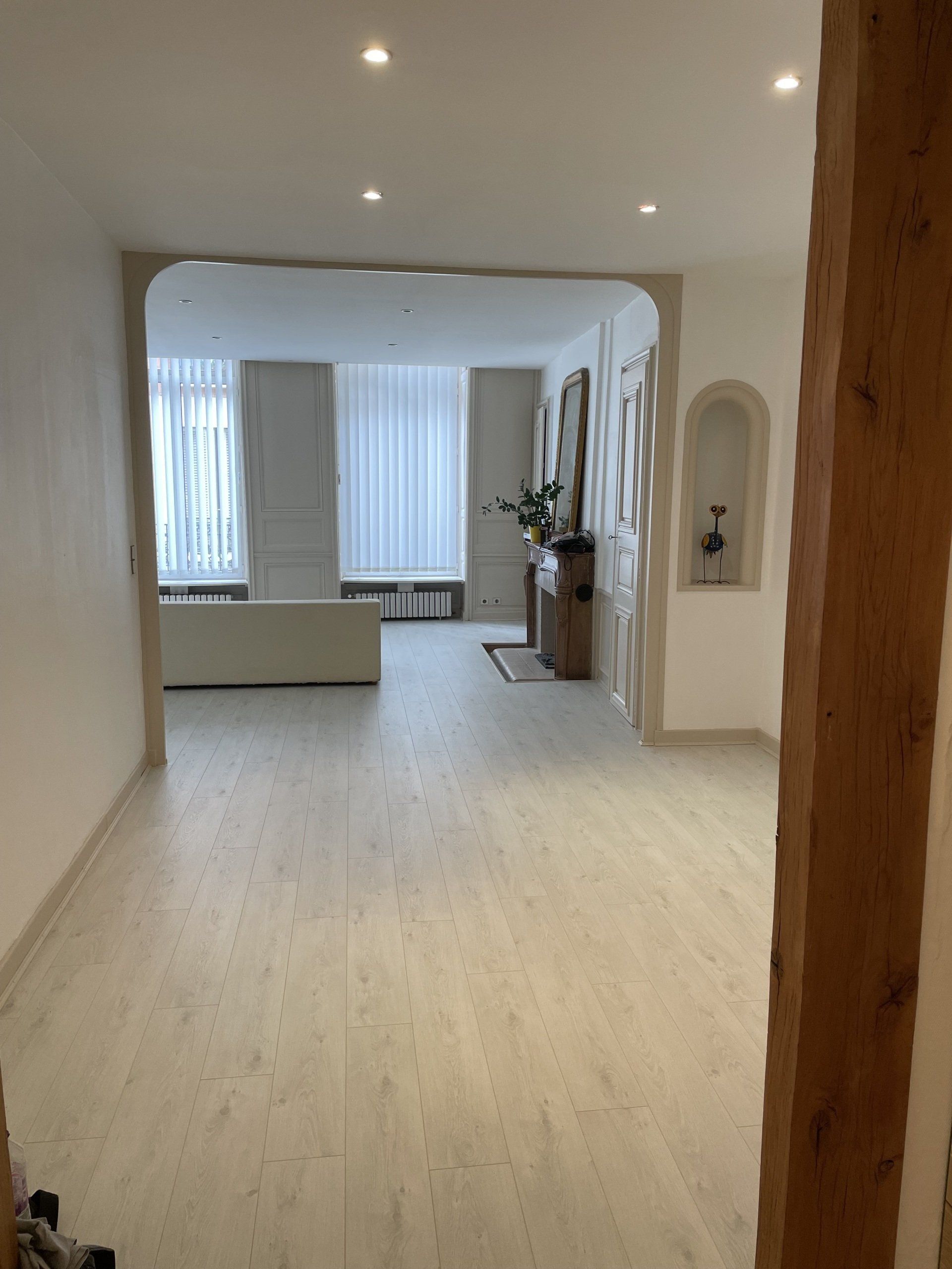 Pose de parquet blanc dans un salon contemporain