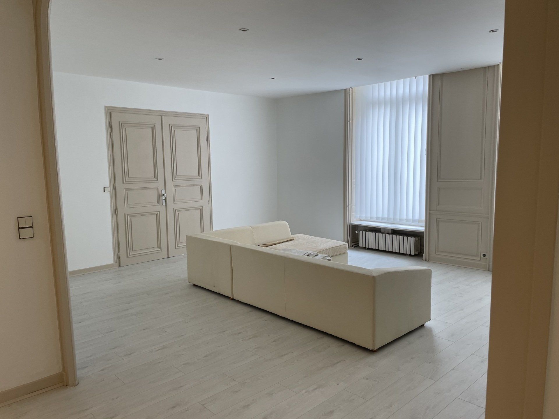 Parquet blanc dans un salon épuré