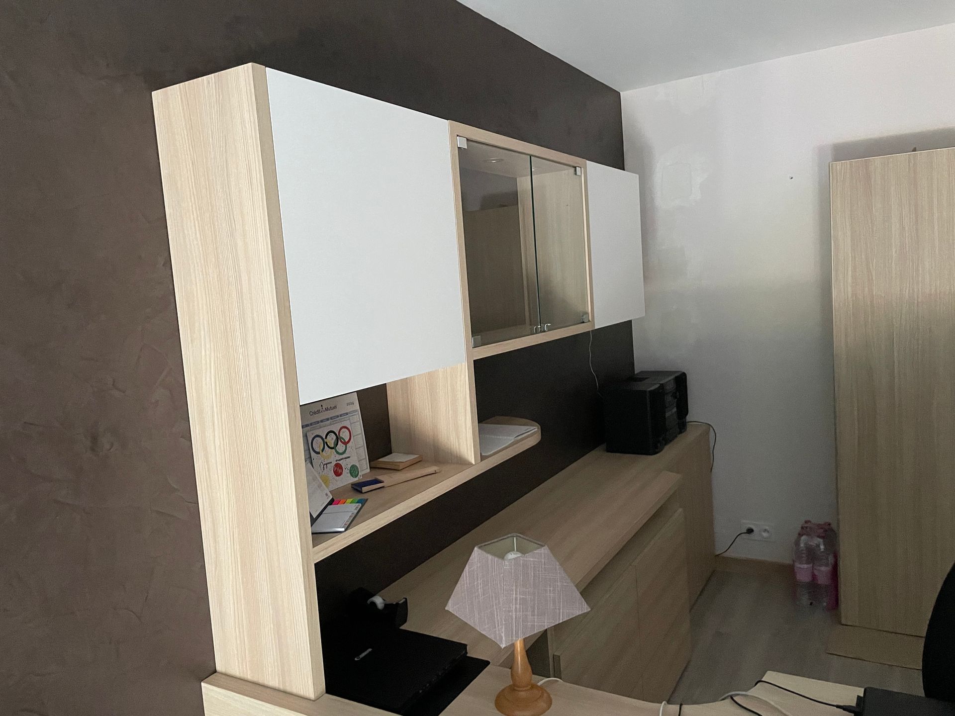 Meuble en bois avec portes blanches et en verre