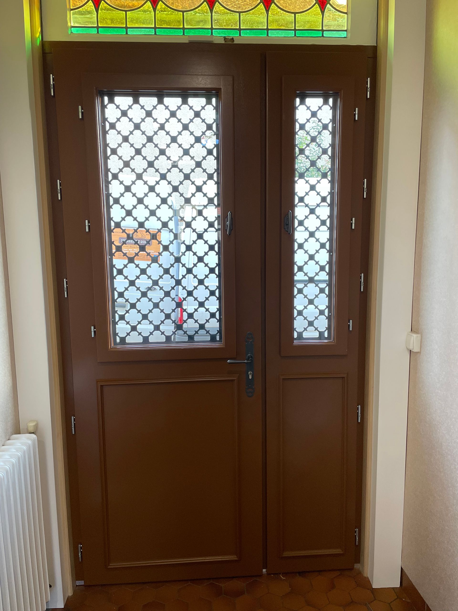 Porte d'entrée en bois, vue de l'intérieur