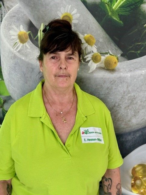 Eine Frau im Hellgrünen Shirt