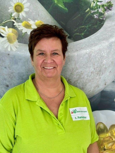 Eine Frau, die ein grünes Hemd mit einem Namensschild mit der Aufschrift „lj“ trägt