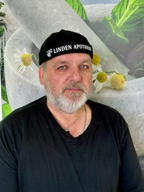 Ein Mann mit Bart und einem Apothekerhut aus Lindenholz