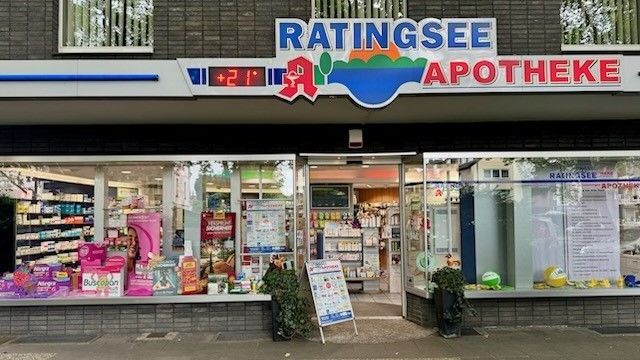 Eine Ladenfront mit einem Schild mit der Aufschrift „Bewertung siehe Apotheke“