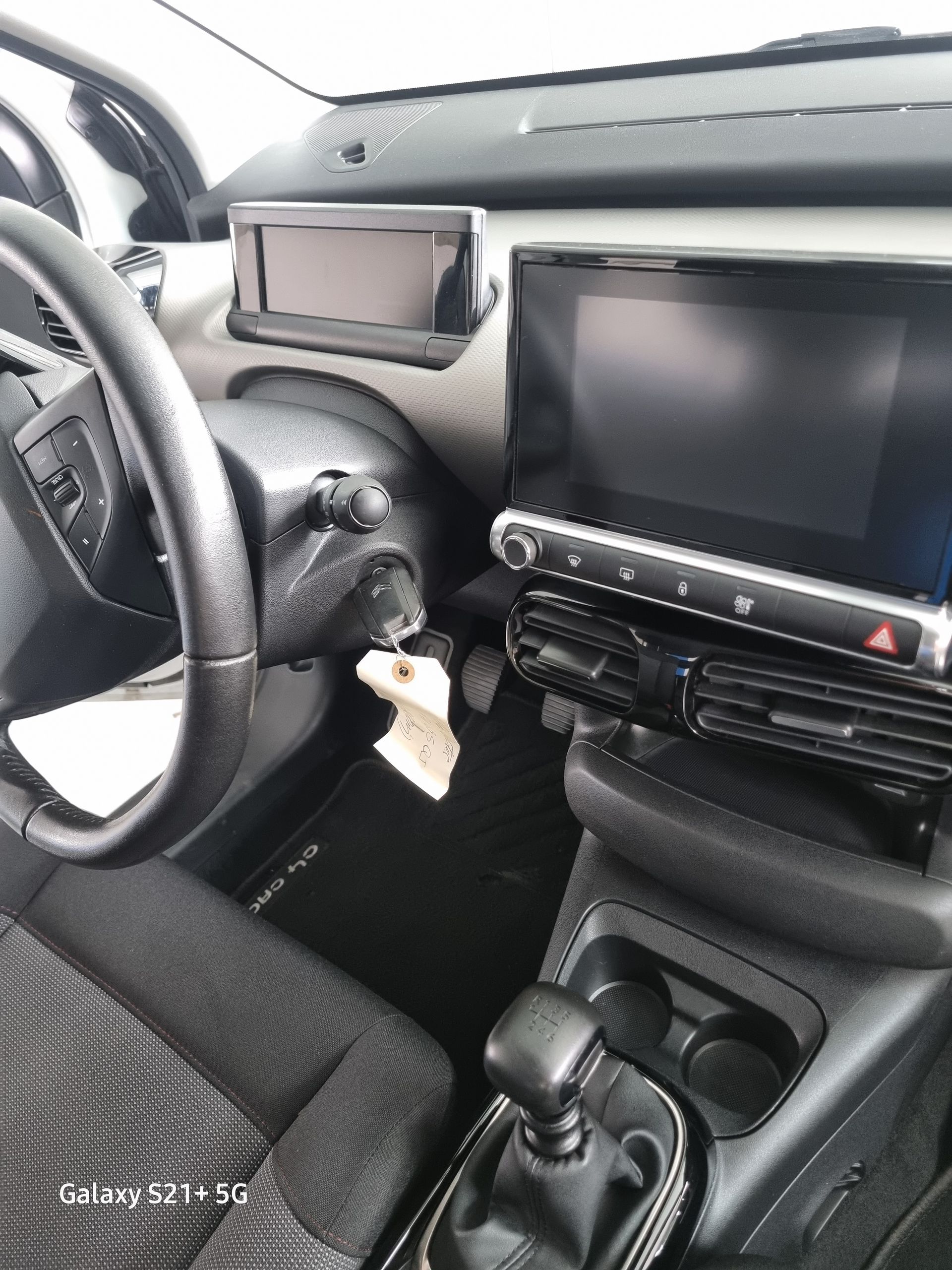 Nettoyage d'un tableau de bord et d'un volant