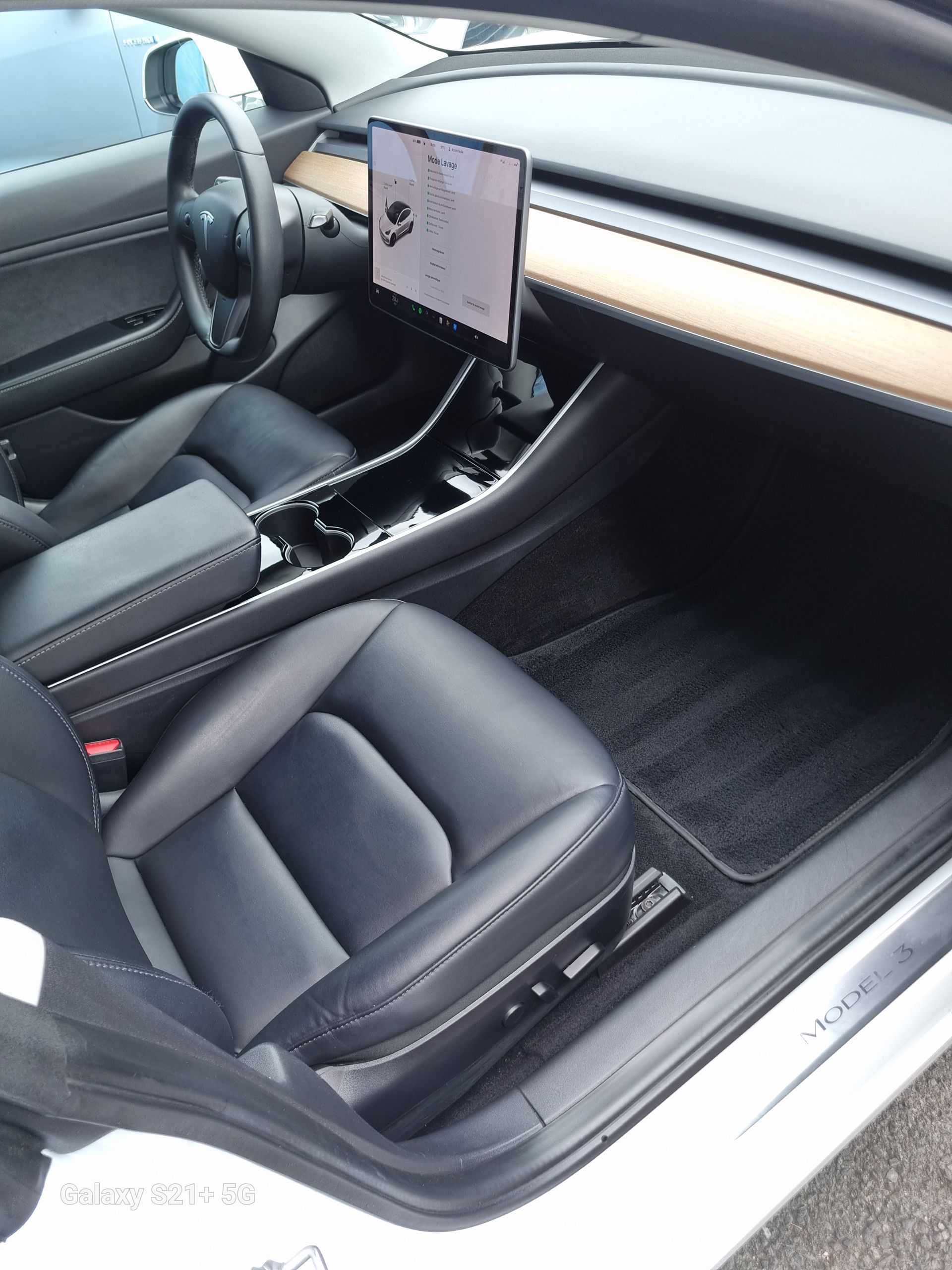 Nettoyage d'un siège en cuir et d'un tableau de bord