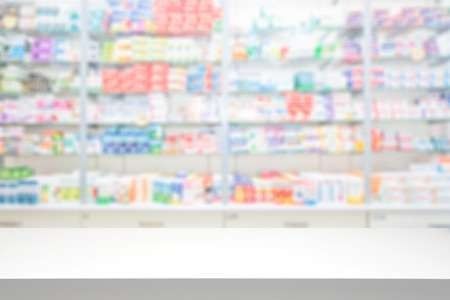 Una imagen borrosa de una farmacia con estantes llenos de muchos medicamentos.