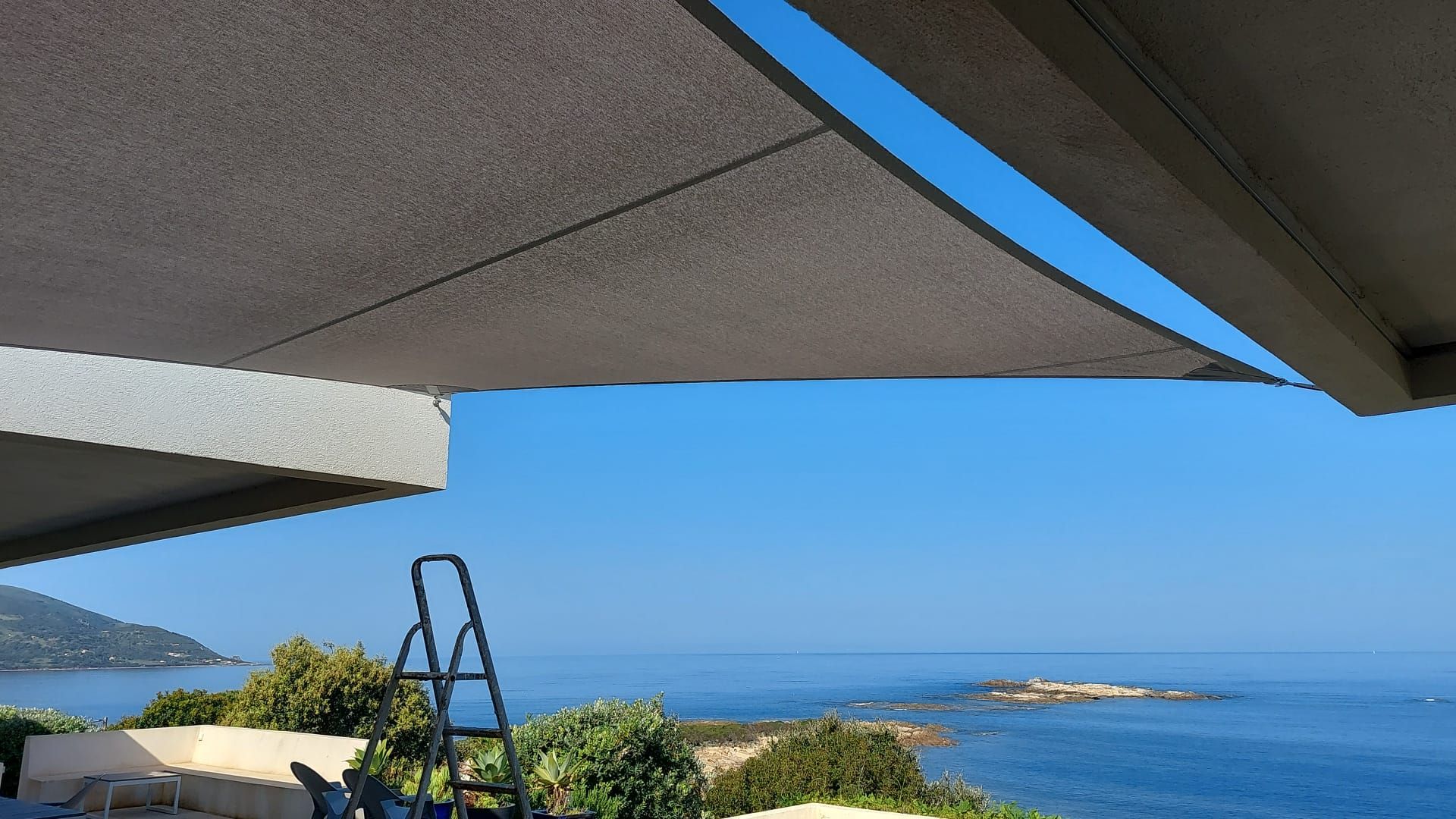 Voile d'ombrage avec la mer en fond