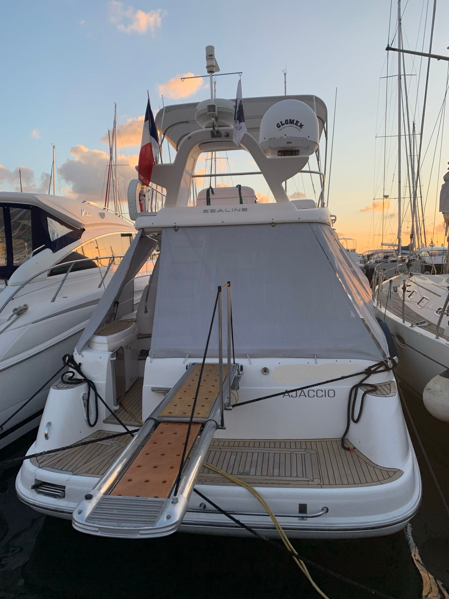 Vue sur le pont arrière d'un bateau