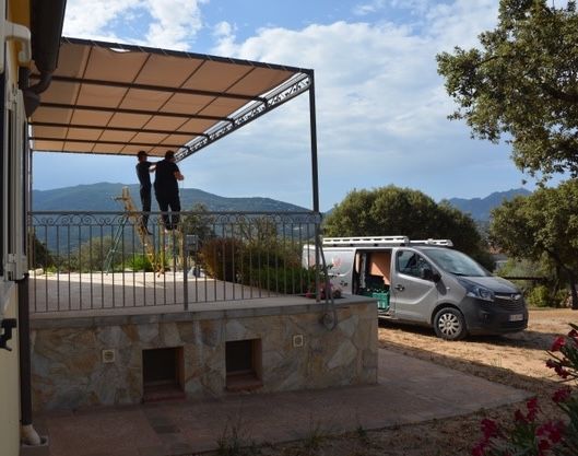 Pergolas en toie sur une terrasse surélevée