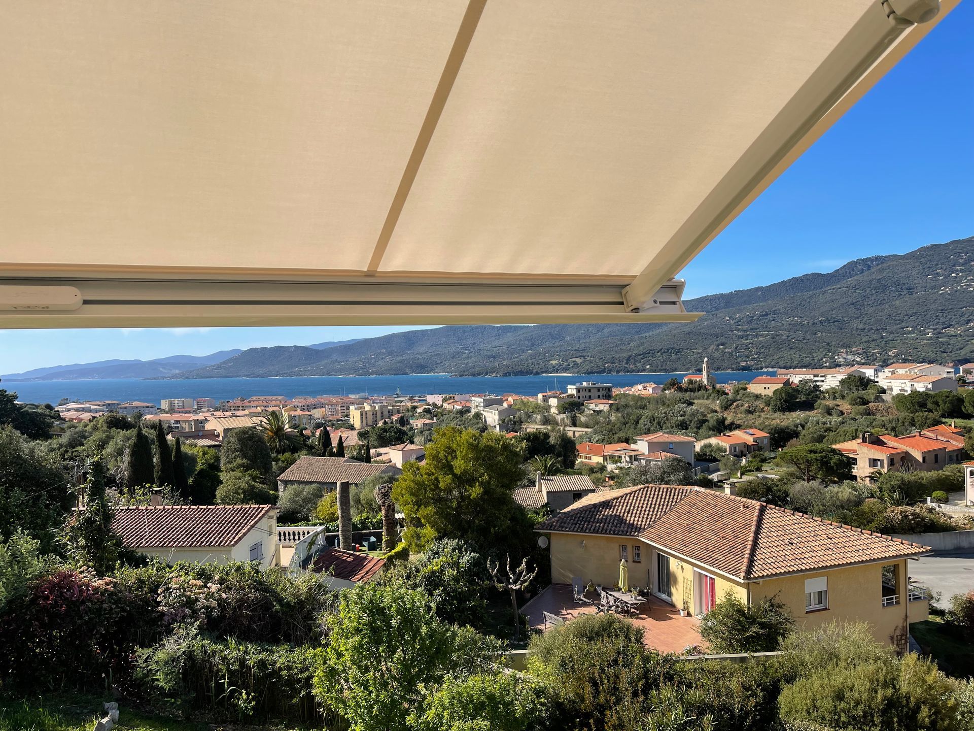 Store banne avec vue sur le paysage