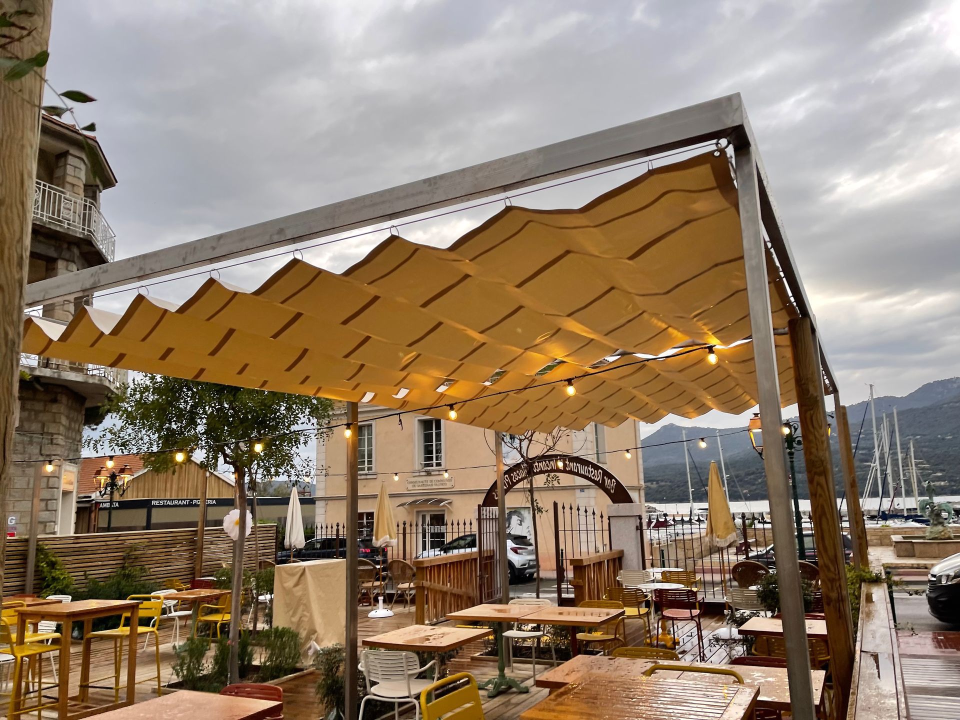 Pergolas en toile qui recouvre une terrasse de restaurant