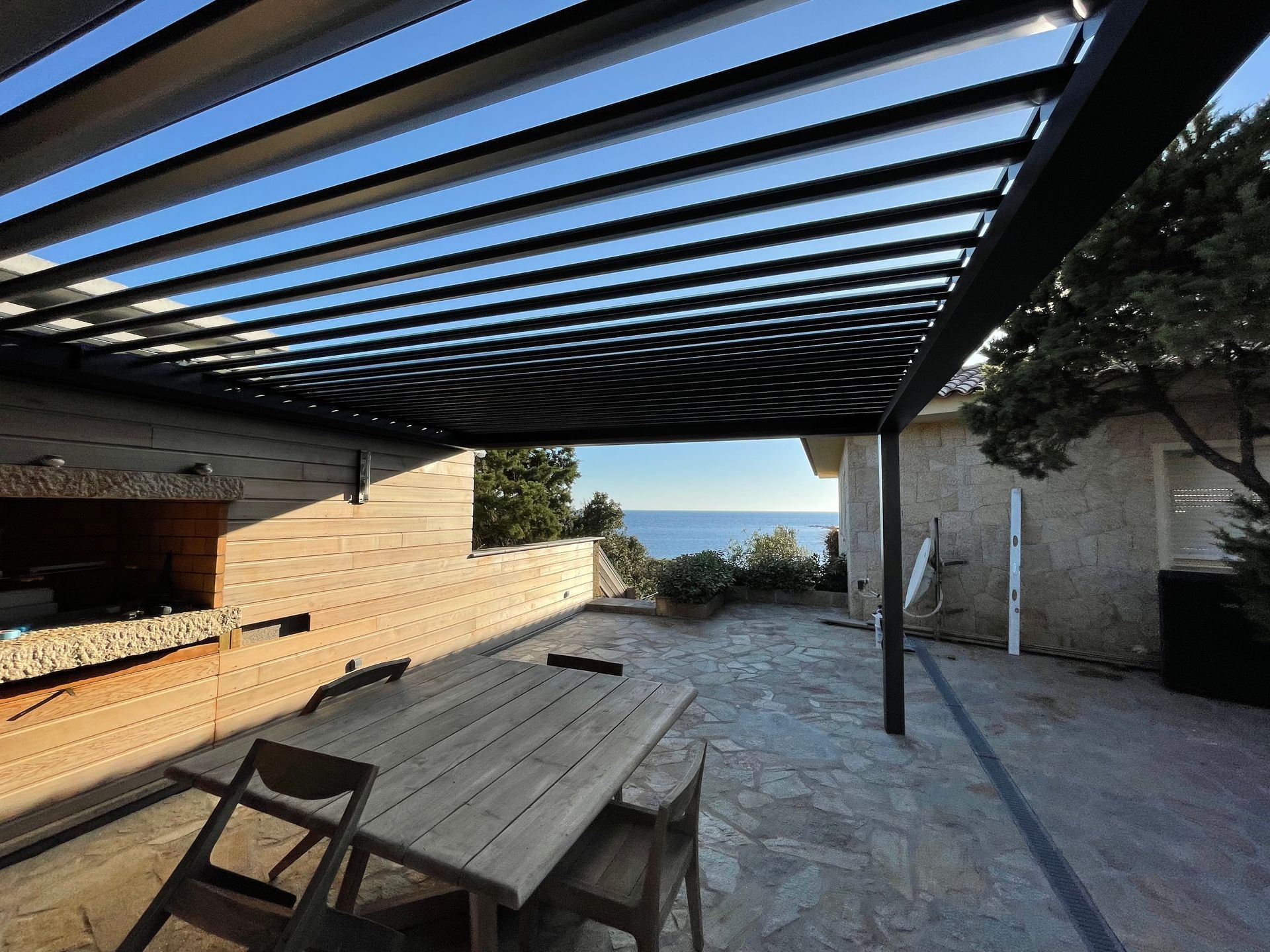 Terrasse extérieure recouverte d'une pergolas