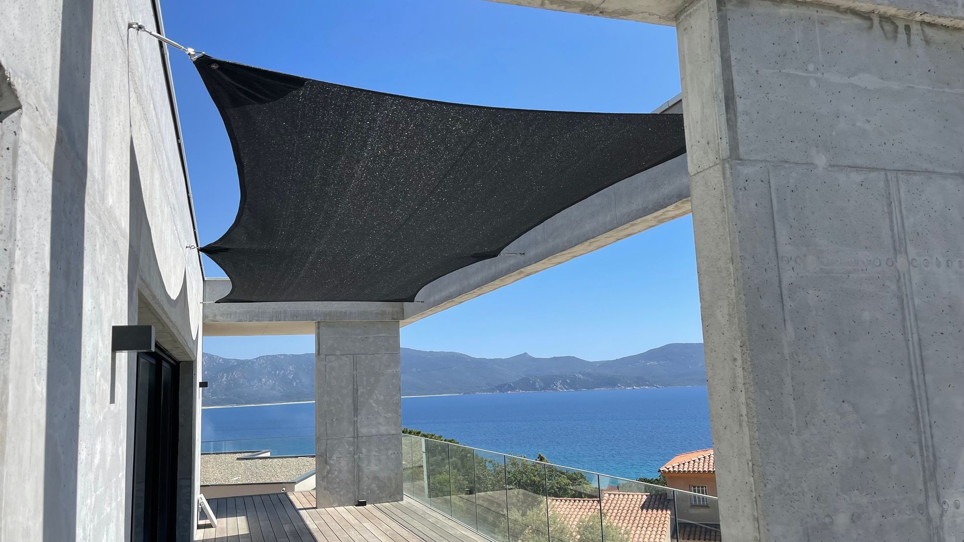 Voile d'ombrage sur un balcon