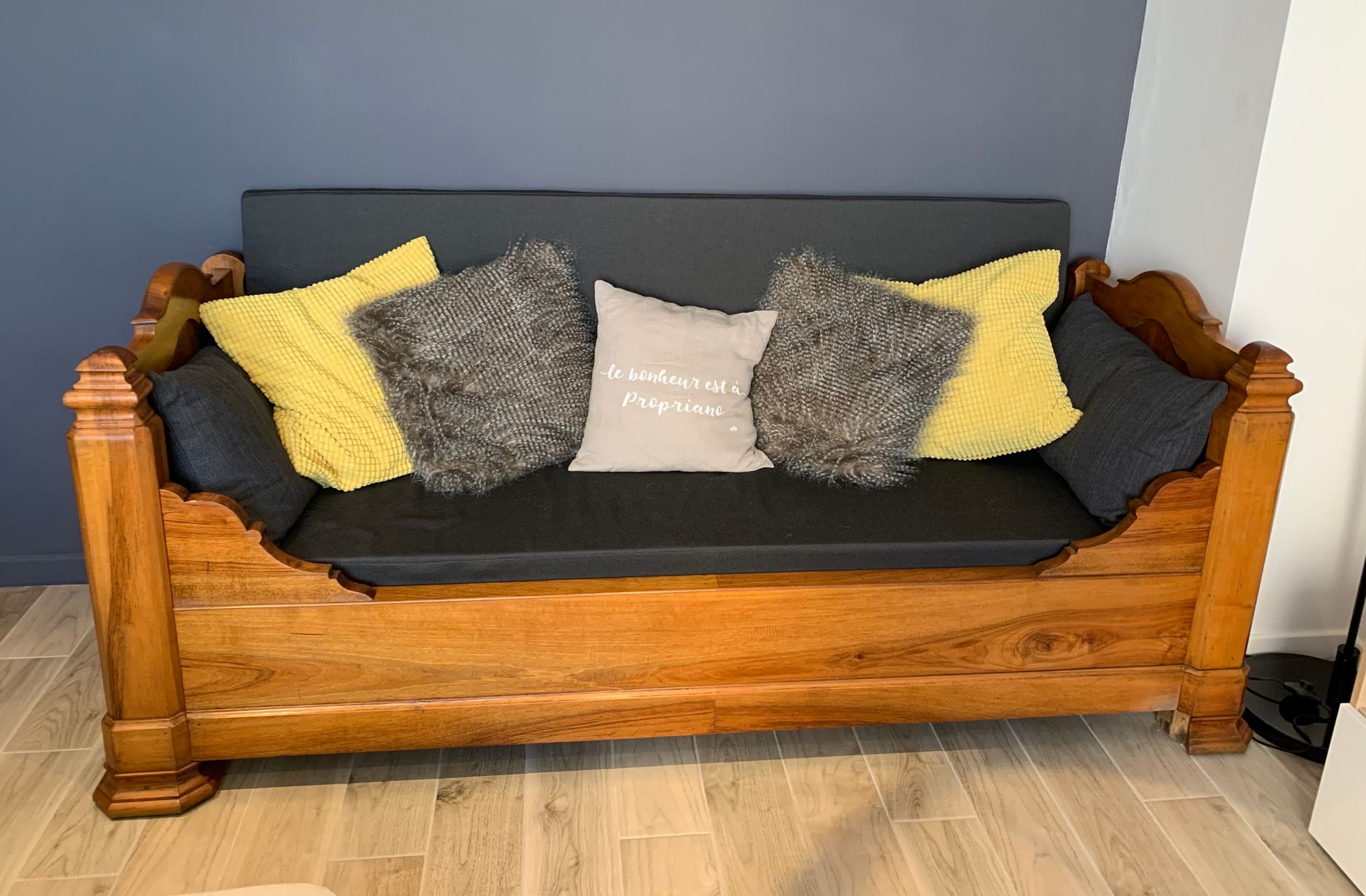 Sofa en bois avec des coussins