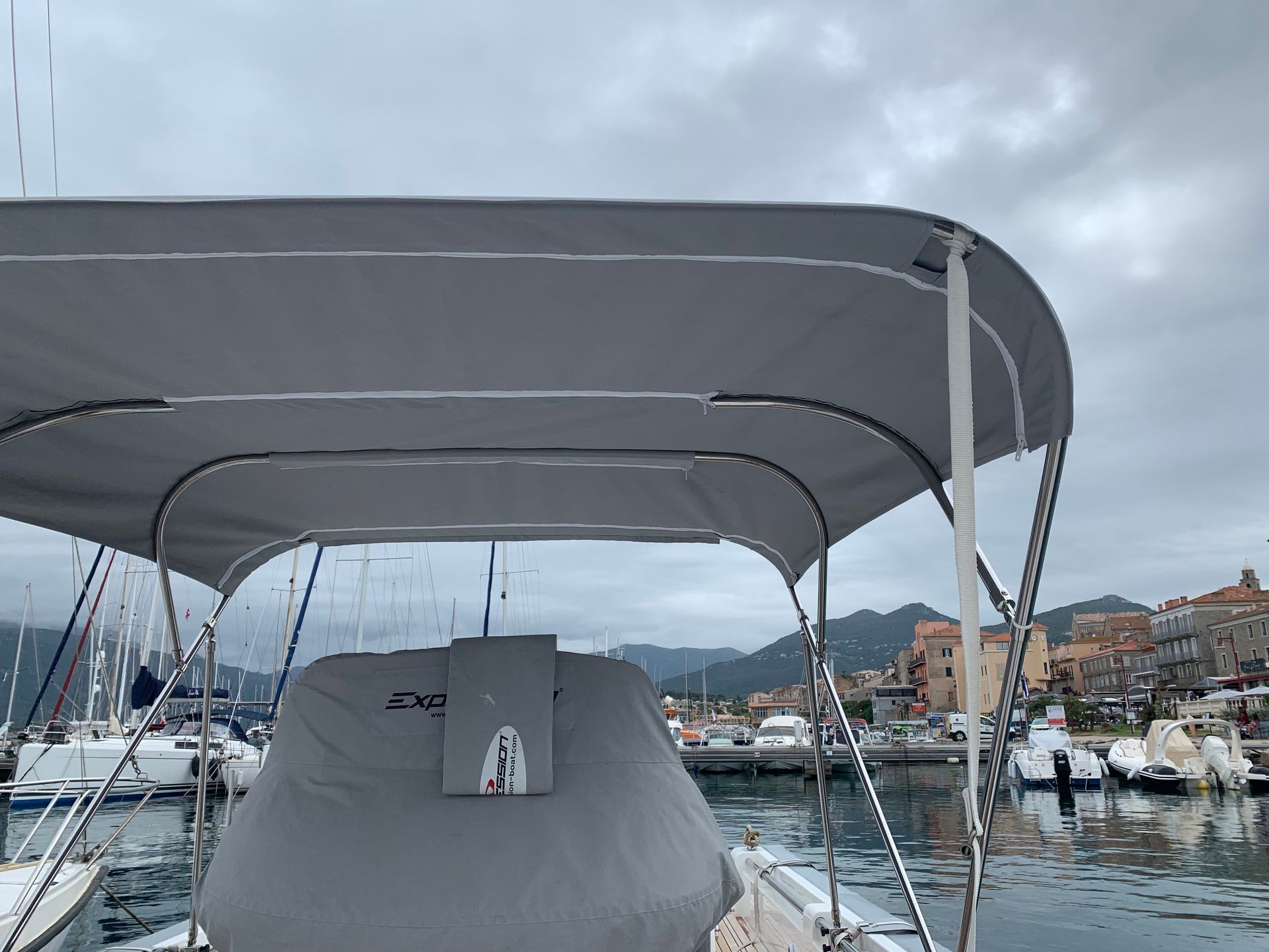 Voilerie qui recouvre un bateau