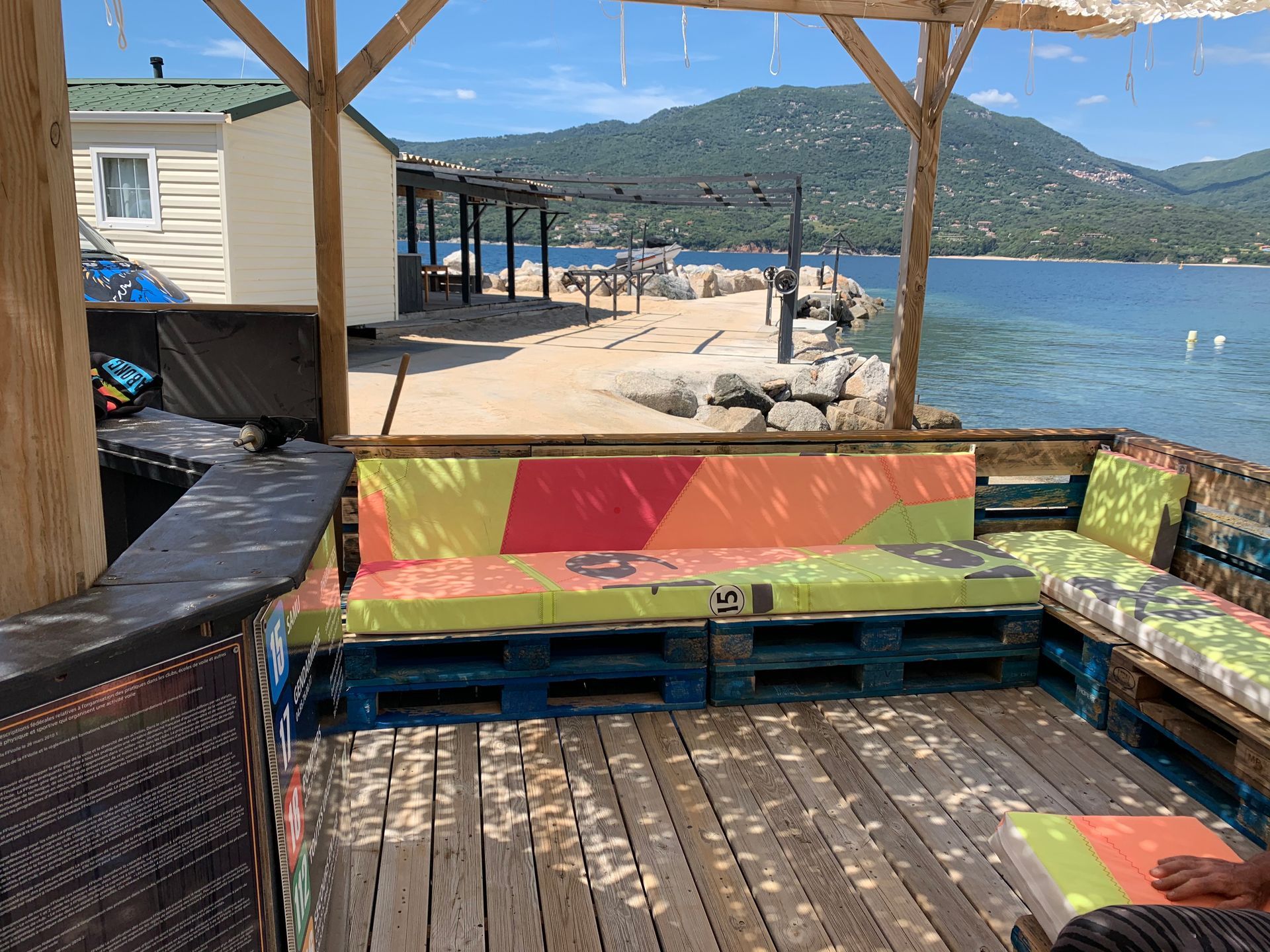 Terrasse extérieure couverte