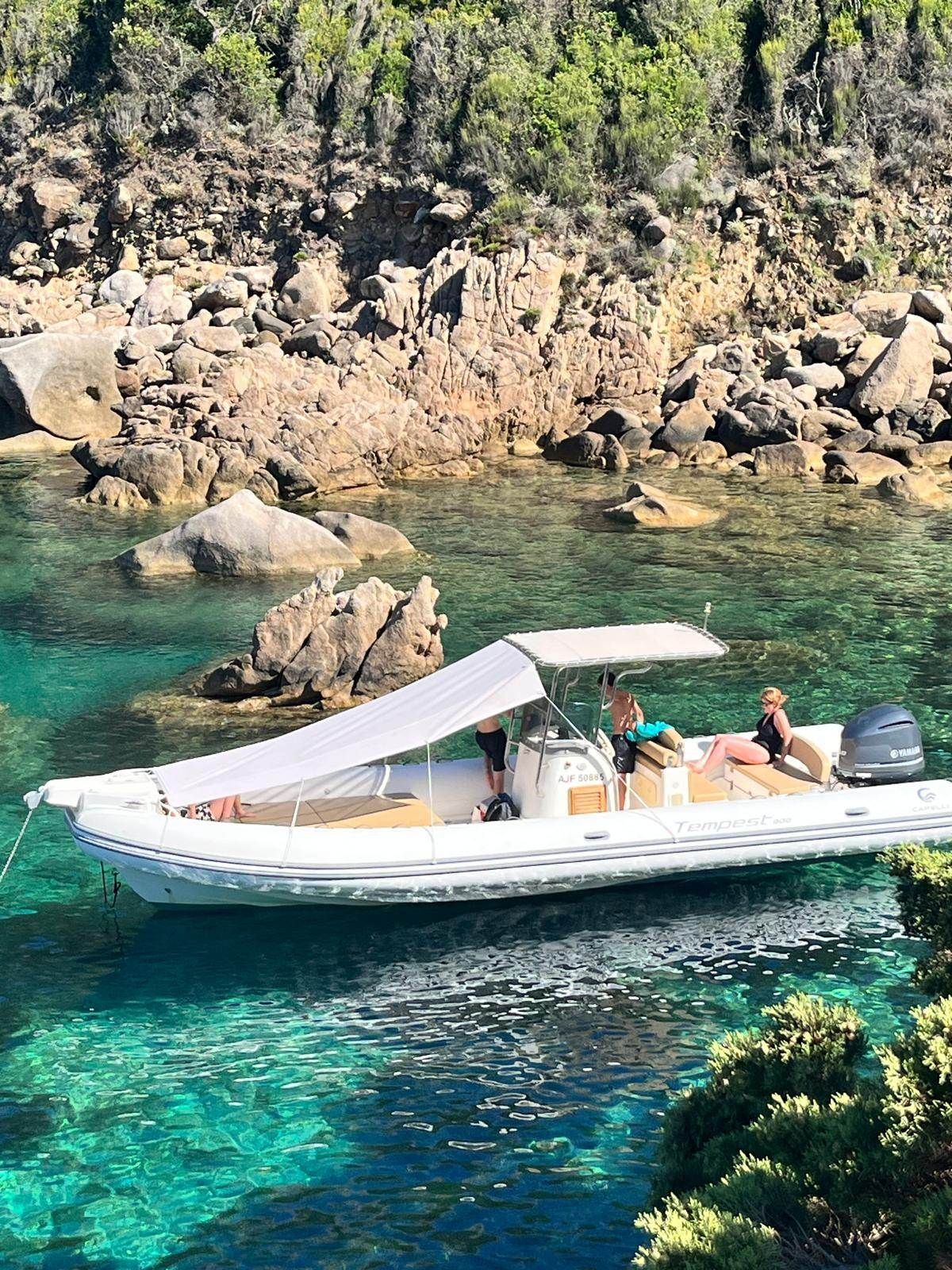 Bateau pneumatique sur l'eau