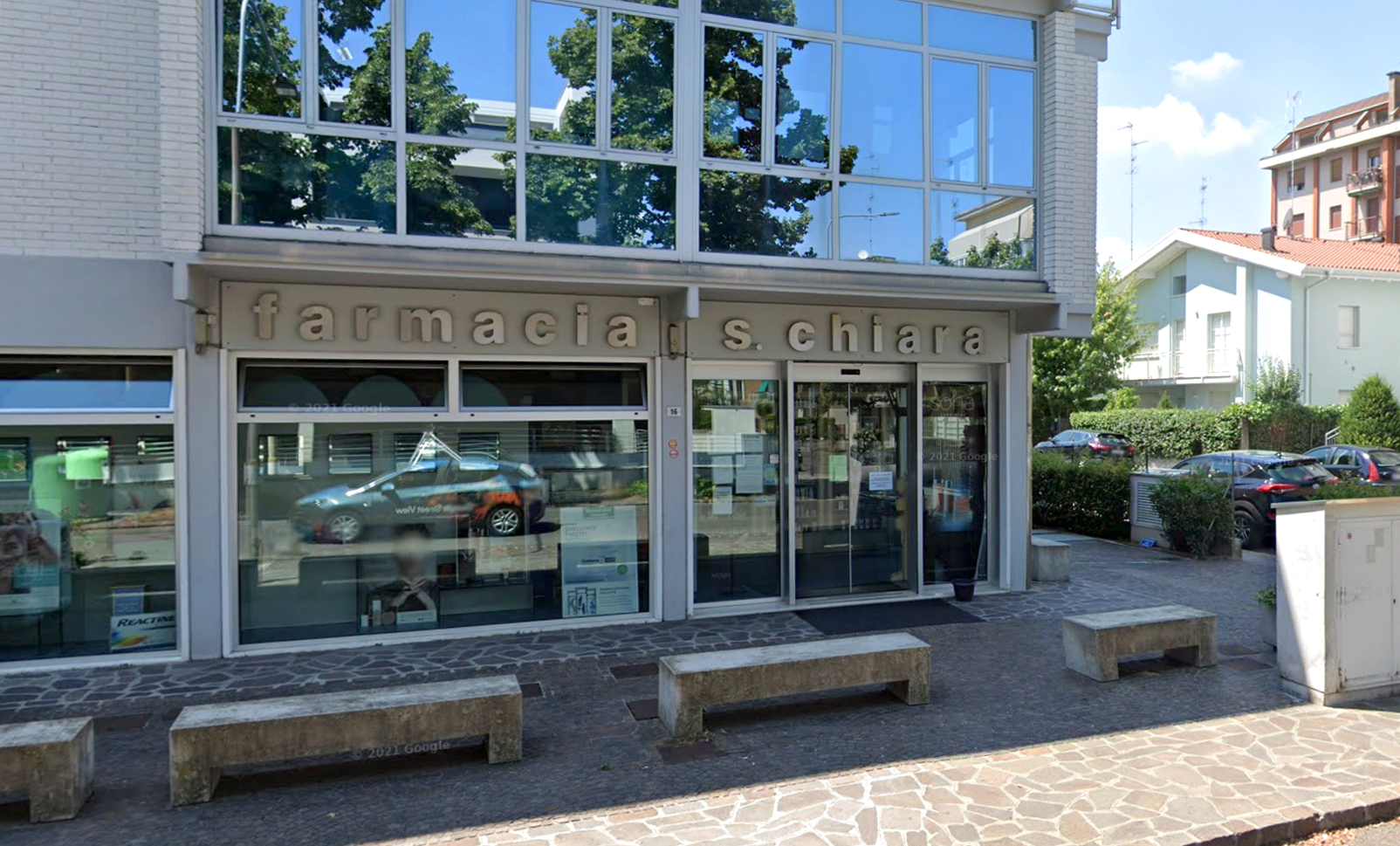 Vetrine e insegna della Farmacia Santa Chiara