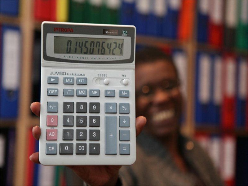 Femme tenant une calculatrice dans les mains