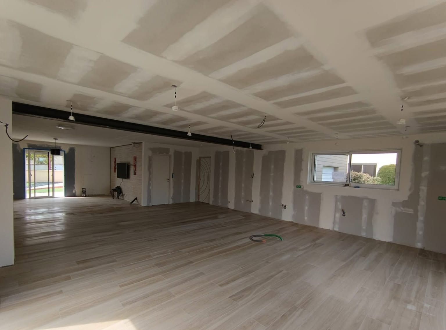 Intérieur de garage vide et inachevé