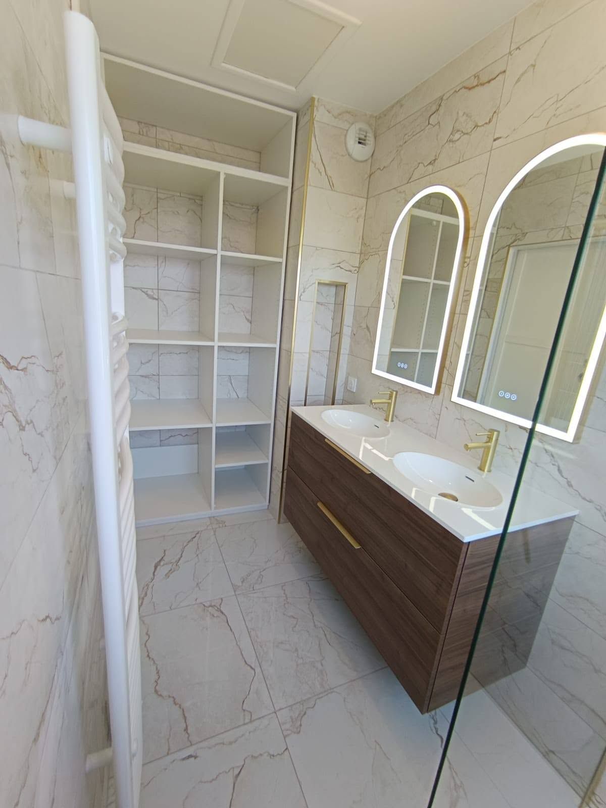 Salle de bains lumineuse avec murs en marbre