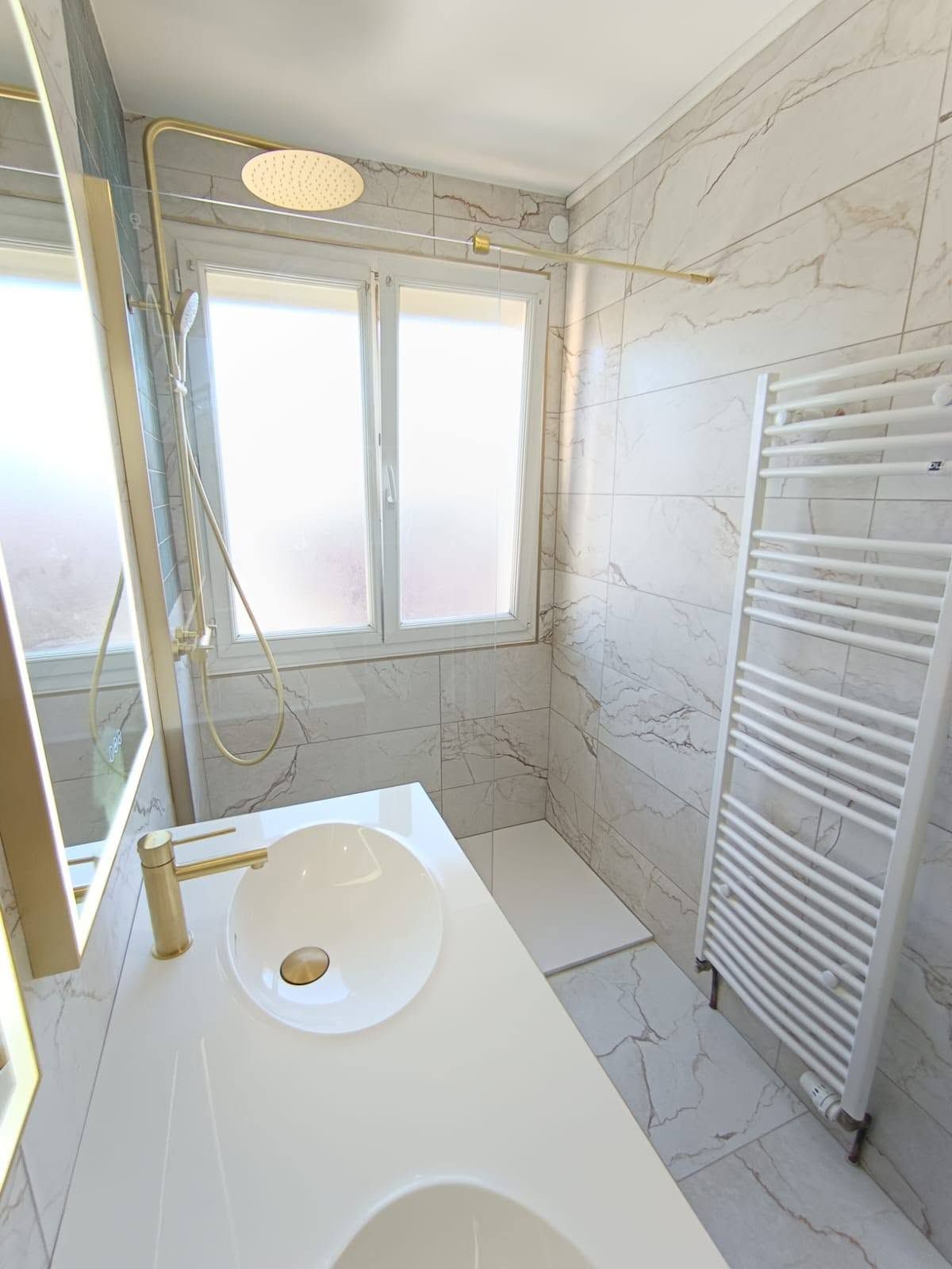 Salle de bains lumineuse carrelée 