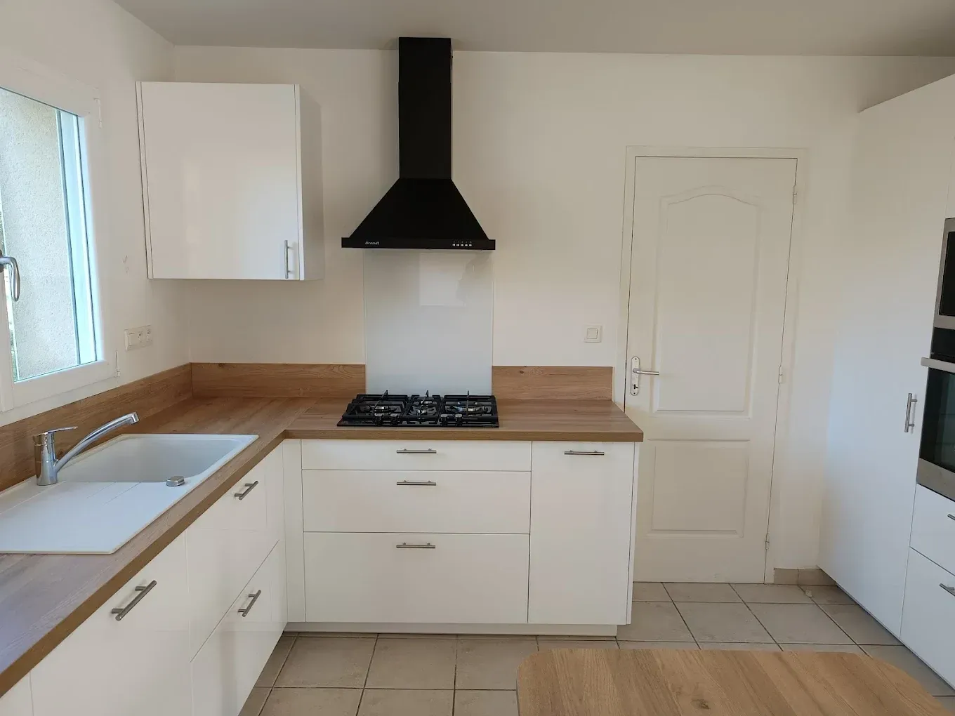 Cuisine moderne et lumineuse avec armoires blanches