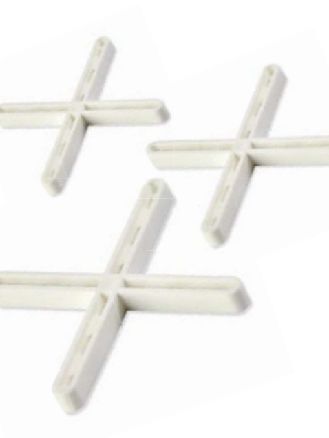 Trois croix blanches en plastique disposées sur un fond blanc