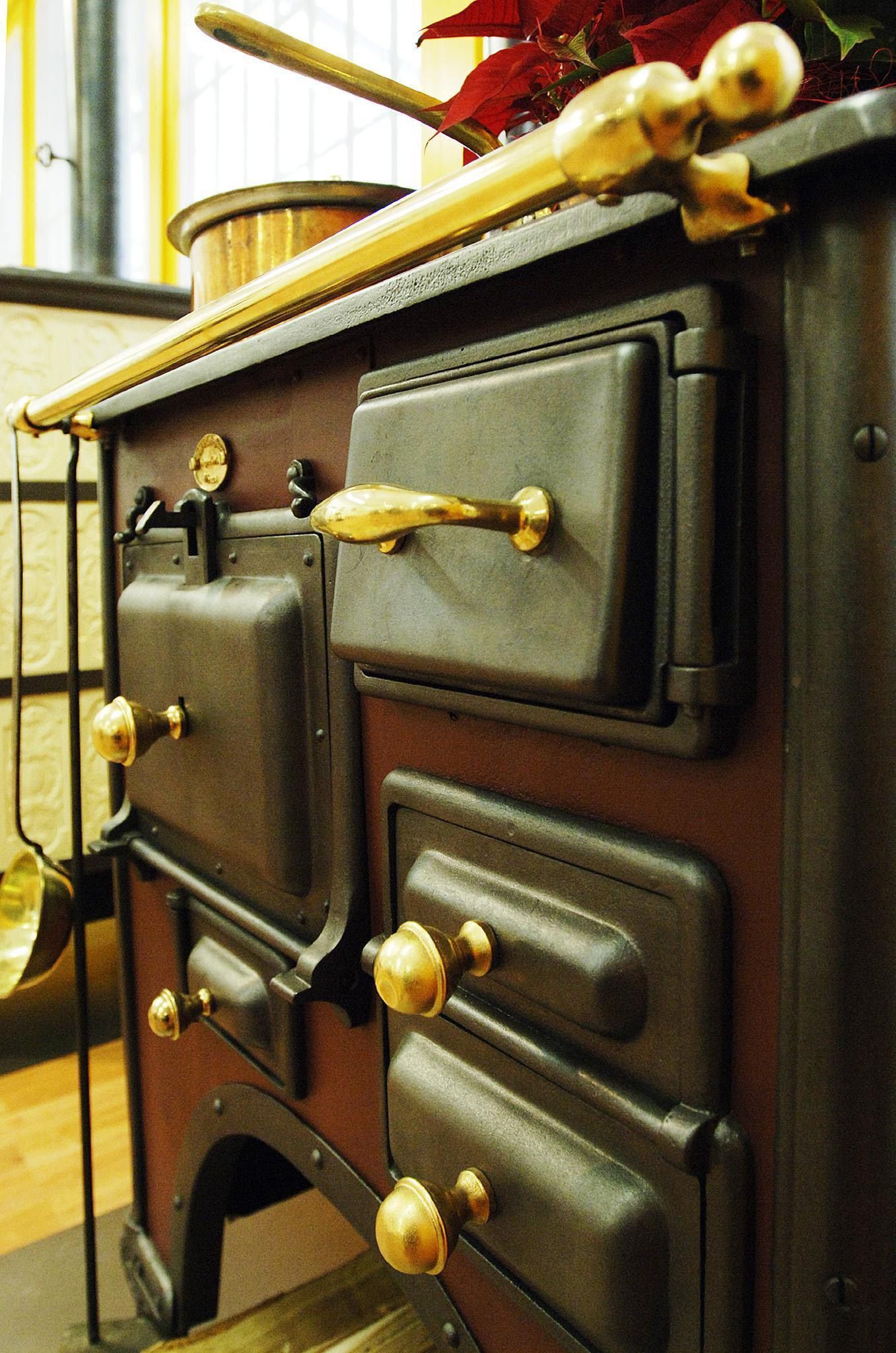 Elegante cucina con elementi decorativi in ottone