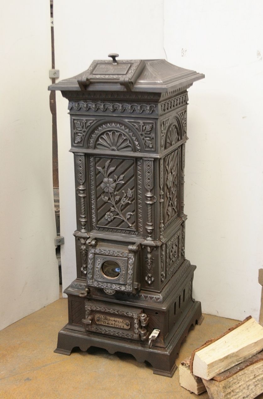 Poêle en fonte n° 1165 Poêle en fonte Britannia n° 1 rare et richement décoré, fabriqué par la manufacture de poêles Riessner & Co à Nuremberg